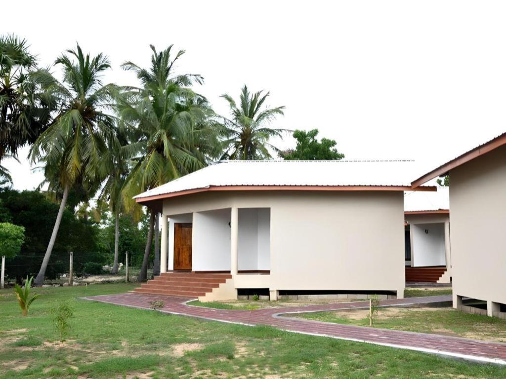 Naaval Hotel Batticaloa Exterior photo