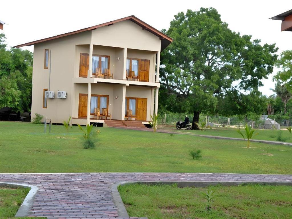Naaval Hotel Batticaloa Exterior photo